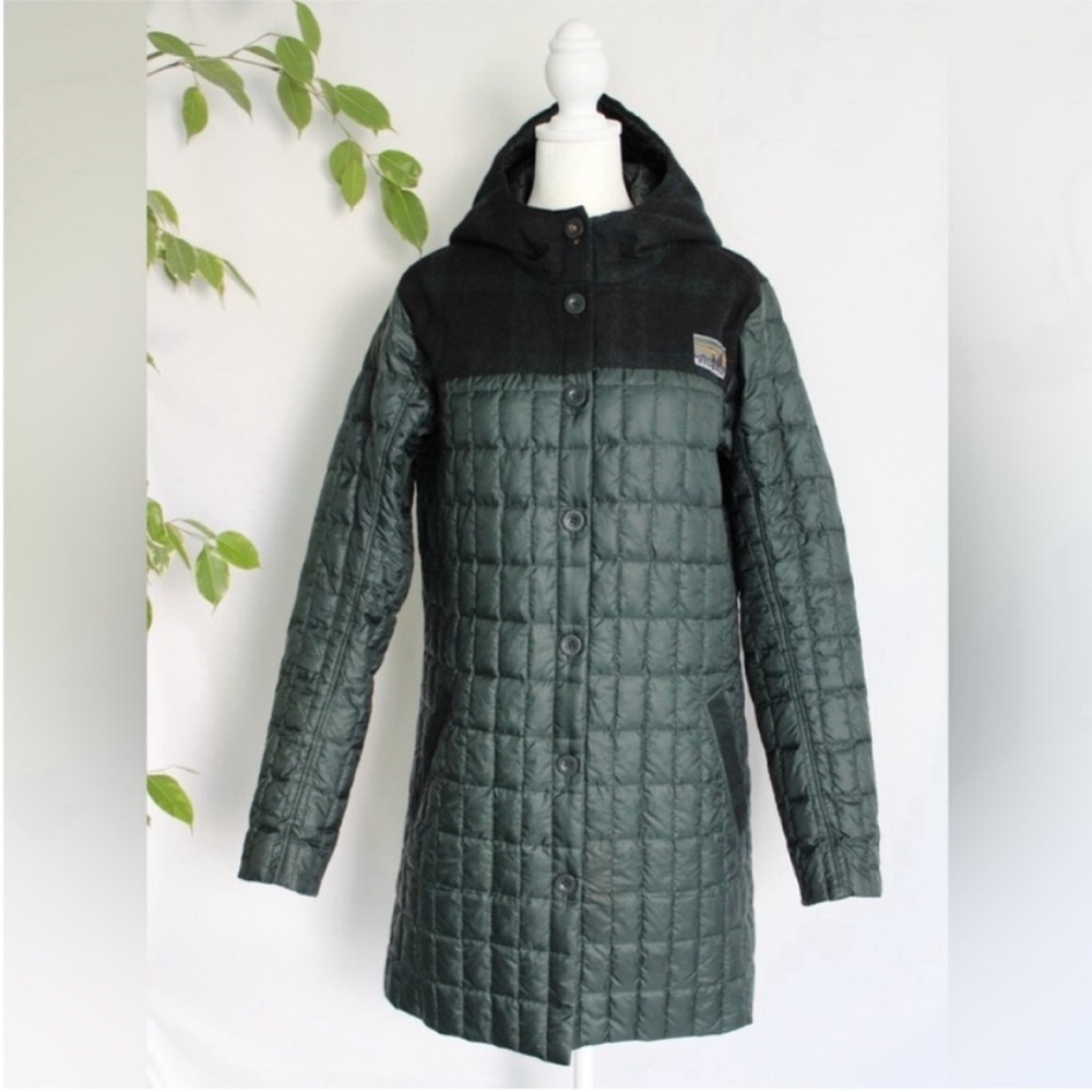 Patagonia Rare Recycled Down Hooded Coat Carbon
Green Medium - Picture 4 of 17